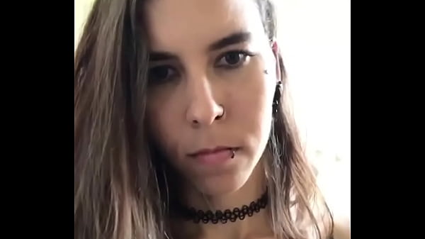 Novinha Safada Chupando Pepino