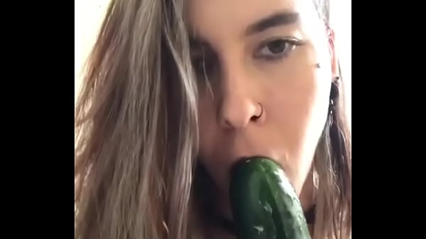 Novinha Safada Lambendo Pepino