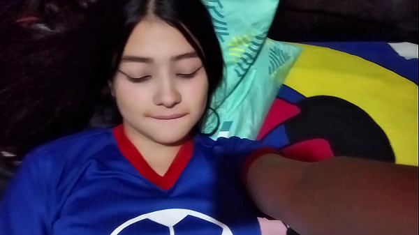 ESPERÉ A QUE EL CORNUDO SALIERA DE CASA PARA DARLE MI COÑO A LA POLLA GRANDE( CASERO REAL)